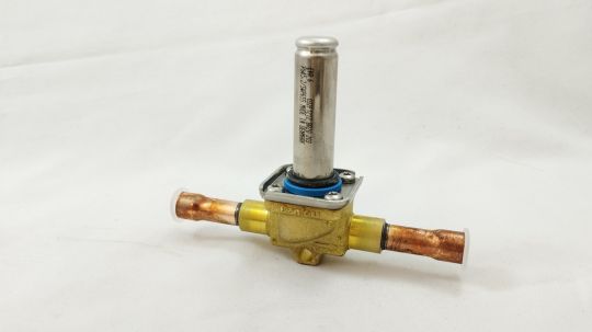 032F1212 Клапан соленоидный, тип EVR 6, -40 - 80 °C, 45,2 бар, KVS 0,800 м3/ч, вход и выход 3/8 in, NC, прямой, клапанный узел 6,00 мм, под пайку, ODF