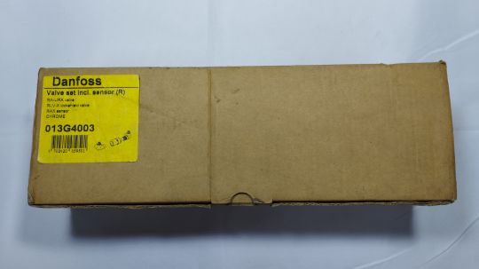 013G4003 Комплект RAX set для дизайн-радиатора, клапан правый, температура 0-30°C, включает RAX термоэлемент клапан и запорный клапан