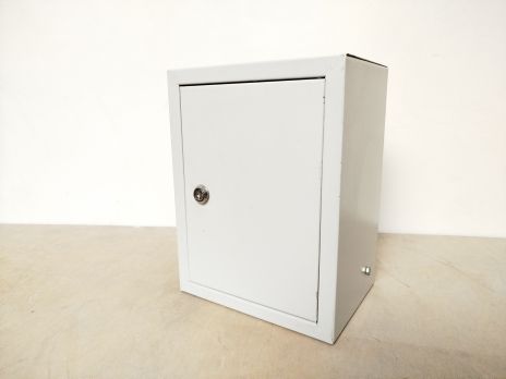 Щит навесной с монтажной панелью уличного исполнения IP54 (293х223х158) с замком