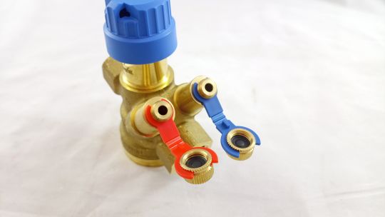 Комбинированный балансировочный клапан AQT Danfoss Ду 15 латунь 003Z8301 Внутренняя резьба